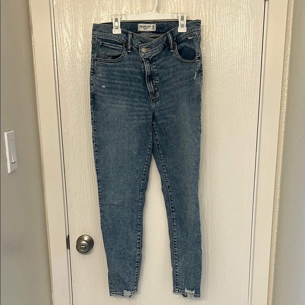 Blue Skinny Jeans with Tapered Leg and Vintage Look